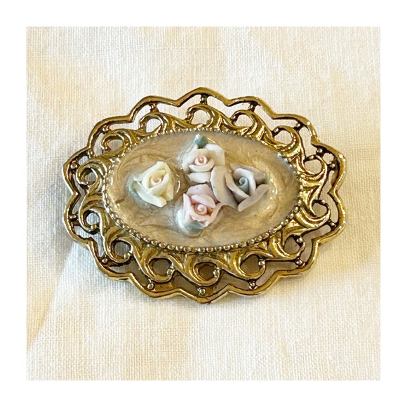 1928 Porcelain Roses on Enamel Brooch Gold Tone - Picture 1 of 5